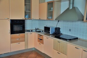 Fridge, microwave, oven, stovetop - Nina's Home - Lake View Apartment, Jacuzzi and Garden (Biosio)