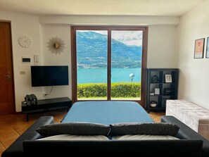2 bedrooms, iron/ironing board, WiFi, bed sheets - Nina's Home - Lake View Apartment, Jacuzzi and Garden (Biosio)