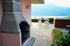 Terrace/patio - Nina's Home - Lake View Apartment, Jacuzzi and Garden (Biosio)
