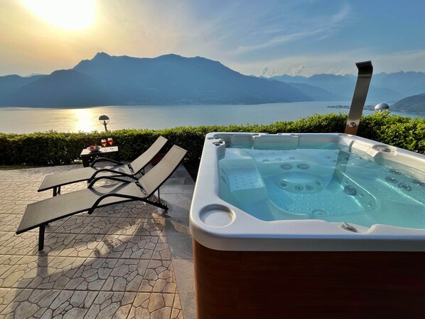 Outdoor spa tub - Nina's Home - Lake View Apartment, Jacuzzi and Garden (Biosio)