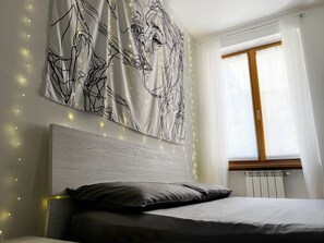Iron/ironing board, travel cot, free WiFi, bed sheets - Nina's Home - Lake View Apartment, Jacuzzi and Garden (Biosio)