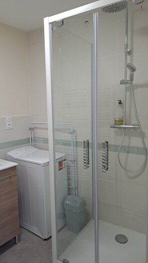 Shower, towels, toilet paper - Studio near the historic center (Dinan)