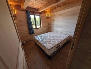 Iron/ironing board, WiFi - L'annexe du lac (Chalet on the shores of Lake Pannecière) 2/4 people (Corancy)
