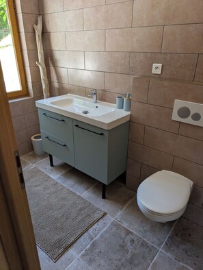 Shower, hair dryer, soap - L'annexe du lac (Chalet on the shores of Lake Pannecière) 2/4 people (Corancy)