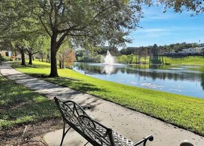 Ein Park mit Teich, Bank und Springbrunnen.