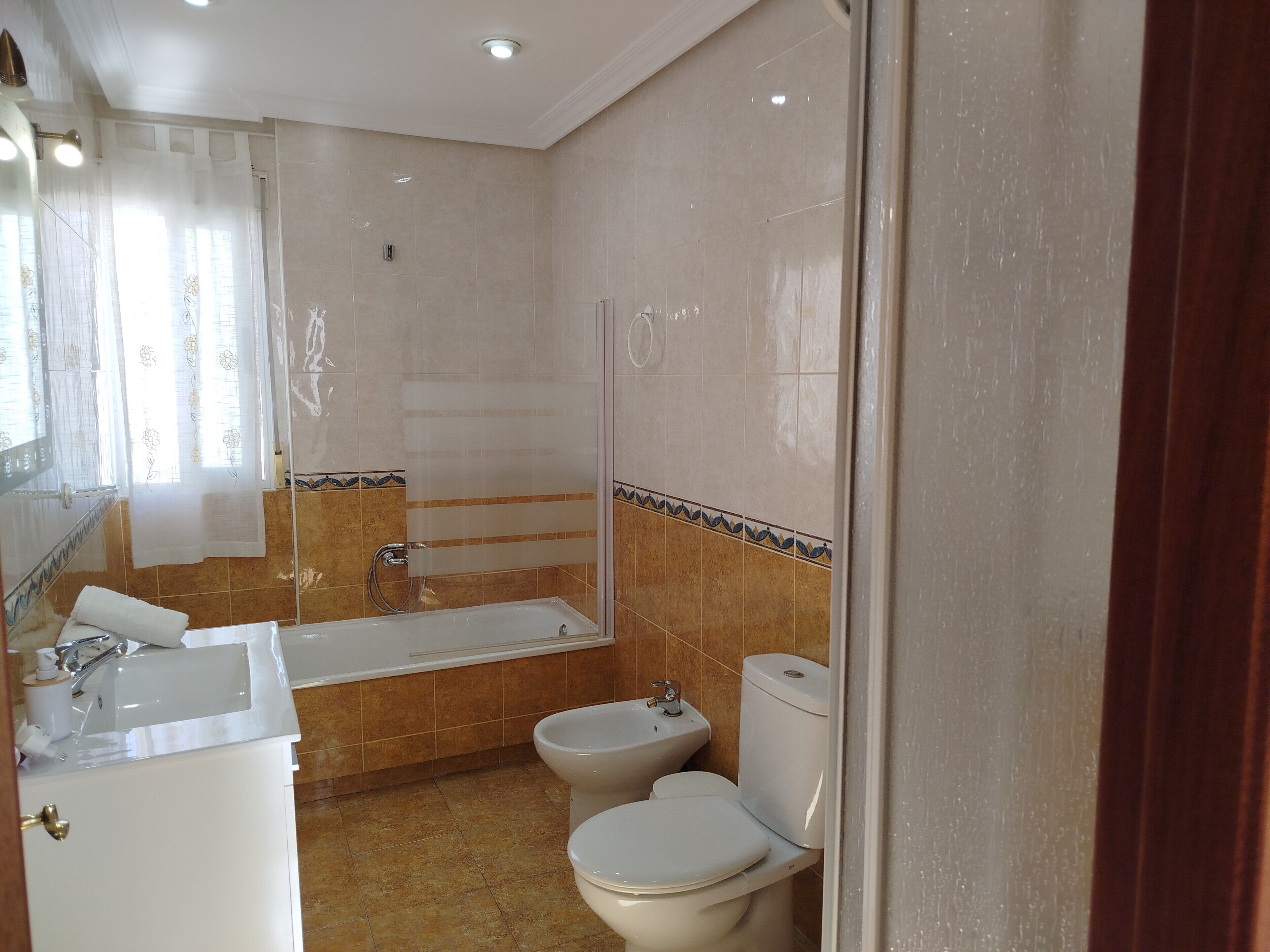 Ein Badezimmer mit einer Badewanne, zwei Toiletten, einem Waschbecken und einer Duschkabine.