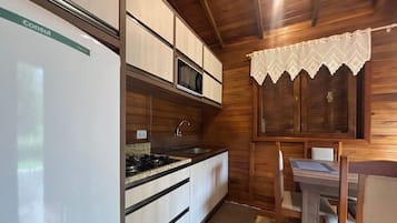Chalet | Dapur pribadi | Lemari es, microwave, dan peralatan masak/sendok-piring