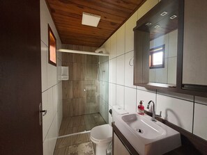 Chalet | Bathroom | Shower, towels - Oceana Suites Cidade Mampituba (Mampituba)