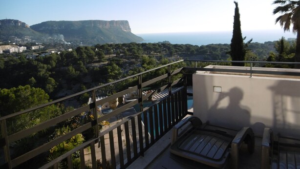 A balcony with a view of a coastal landscape, including a cliff and the sea. - T3 exceptional sea view with large equipped terrace (Cassis)