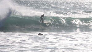 En person surfer på en bølge i havet.