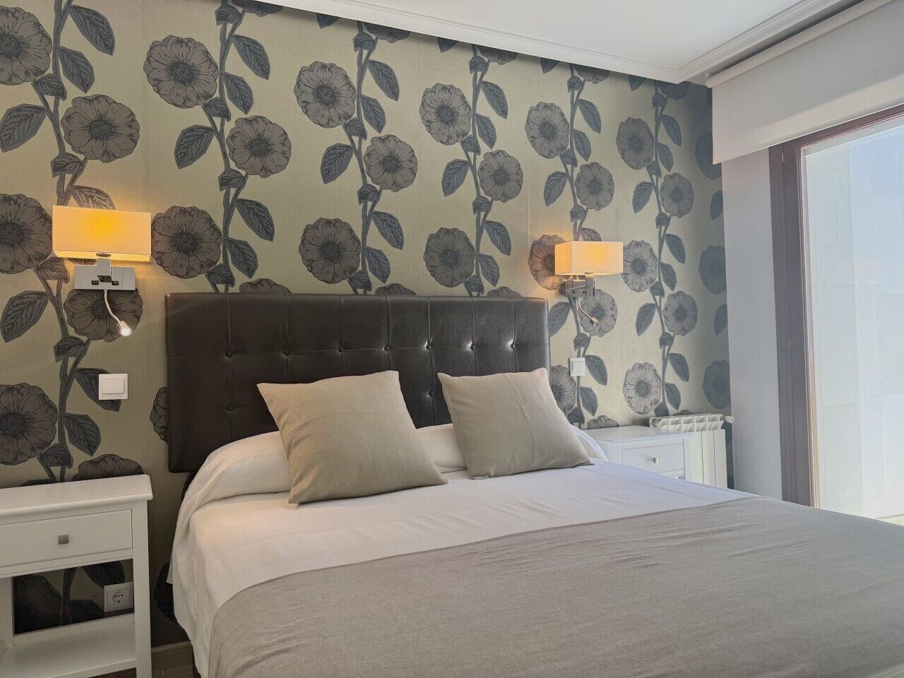 2 Schlafzimmer, Bügeleisen/Bügelbrett