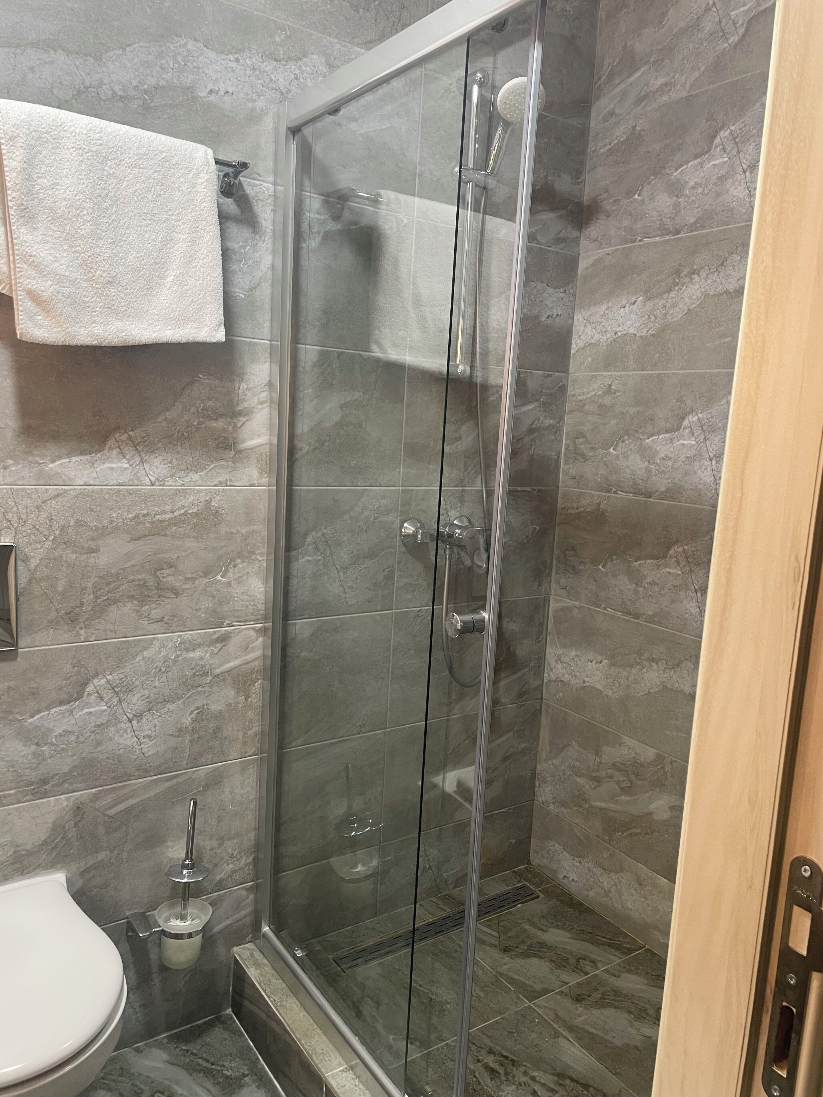 Apartment, Gartenblick | Badezimmer | Hausschuhe