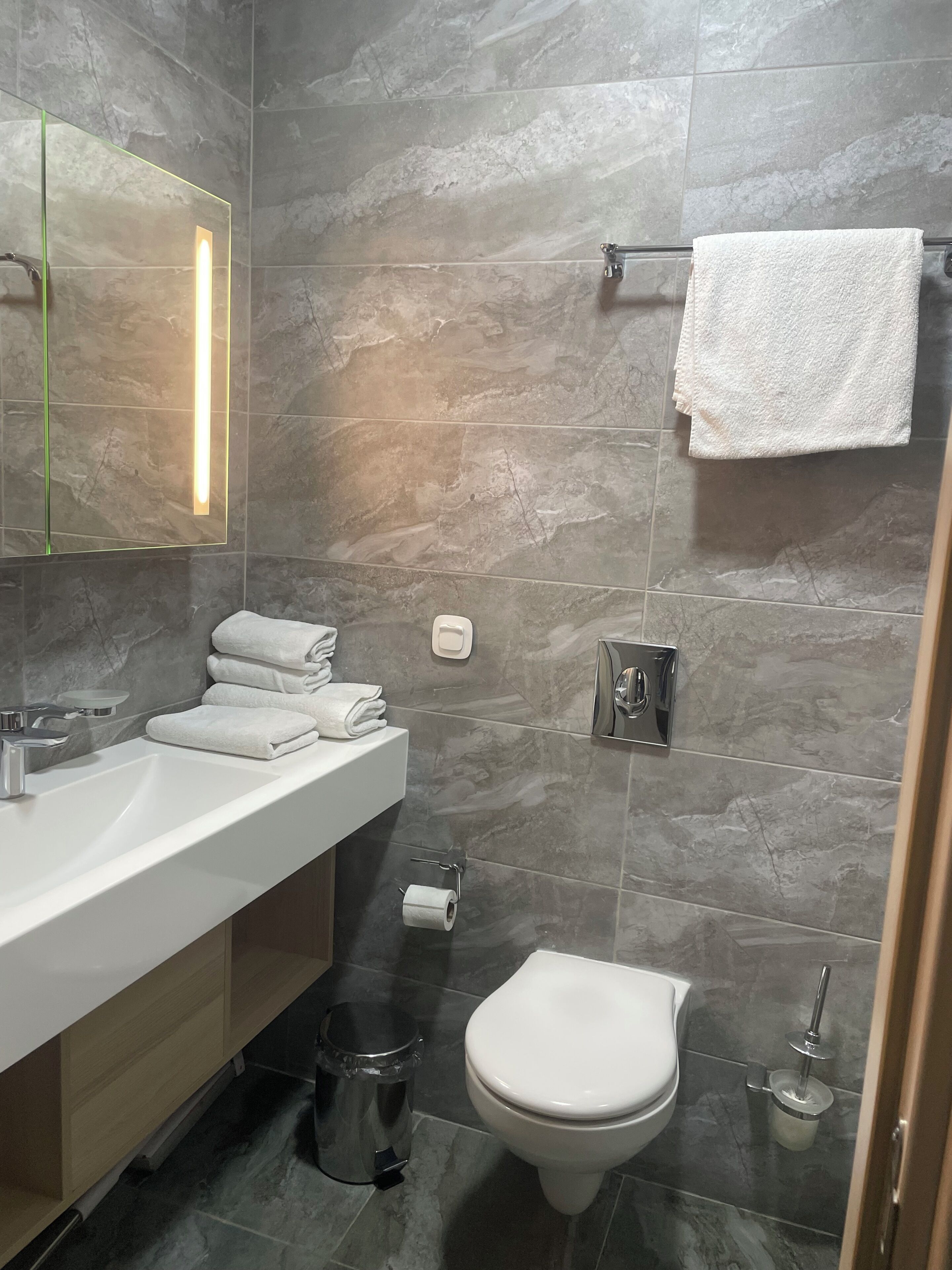 Apartemen, pemandangan kebun | Kamar mandi | Sandal
