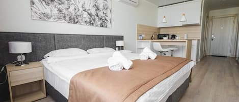 Appartement, vue sur le jardin | Rideaux dâobscurcissement, fer et planche Ă repasser
