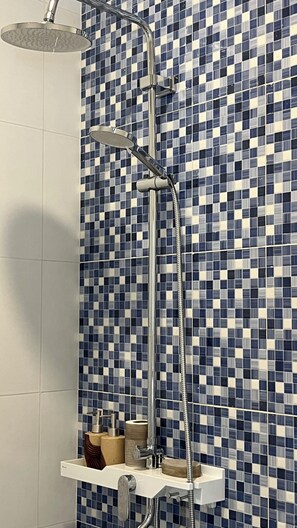 Ducha, toallas, jabón, shampoo