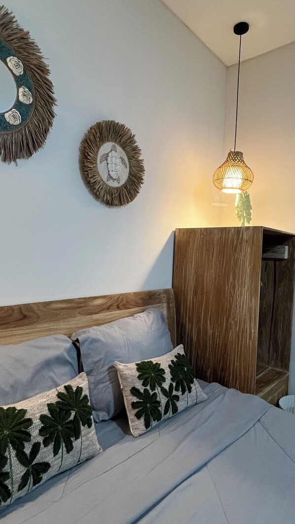 Escritorio, espacio para trabajar con laptop y wifi gratis 