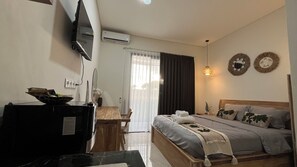 Desk, laptop workspace, free WiFi