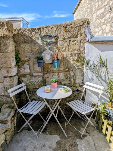 Newly Renovated  Fisherman’s Cottage with Large Courtyard • Near Chesil Beach
