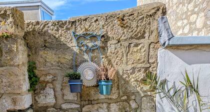 Newly Renovated Fisherman’s Cottage with Large Courtyard • Near Chesil Beach