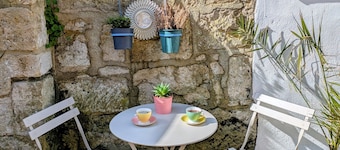 Newly Renovated Fisherman’s Cottage with Large Courtyard • Near Chesil Beach