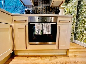 Family Apartment | Private kitchen | Full-sized fridge, microwave, oven, stovetop - Rest Boutique Willesden (London)