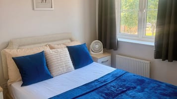 3 bedrooms, desk, iron/ironing board, free WiFi