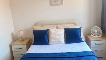 3 bedrooms, desk, iron/ironing board, WiFi (free)