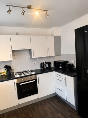 Fridge, microwave, oven, stovetop - Relaxing Modern Stay for Families and Groups (Bridgwater)