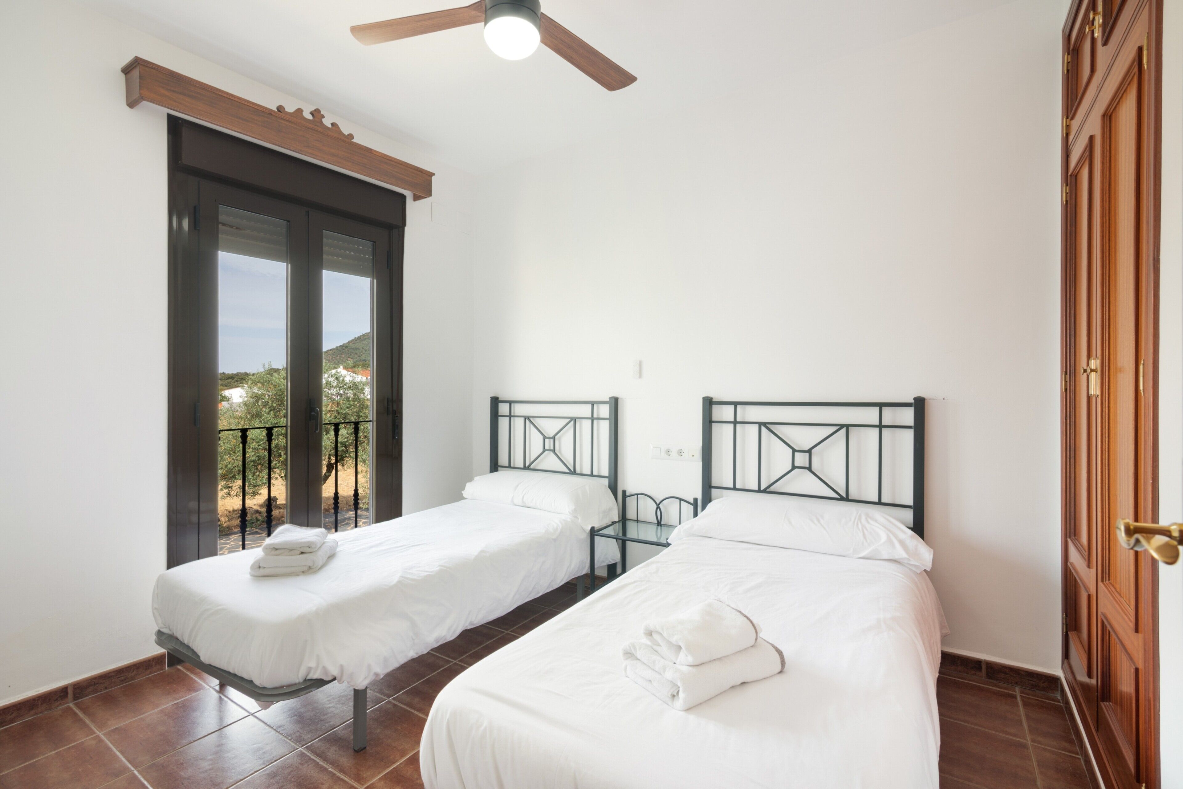 4 dormitorios, tabla de planchar con plancha, wifi y ropa de cama