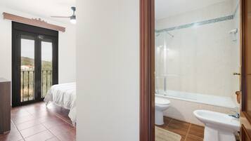 Een douche, een haardroger, handdoeken