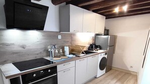 Een moderne keuken met een inbouwoven, een vaatwasser en een magnetron.