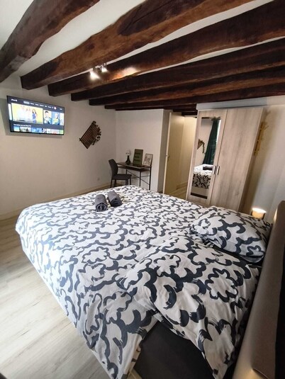Step A20 • Vatan Center • Parking • Wi-Fi • Serves 4