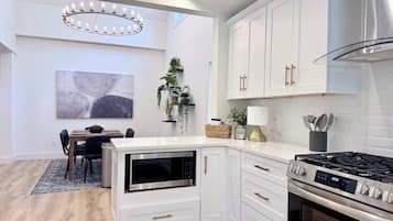 Geladeira, micro-ondas, fogão, cooktop