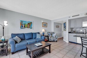 Living area - Ocean Forest Plaza 912 (Myrtle Beach)