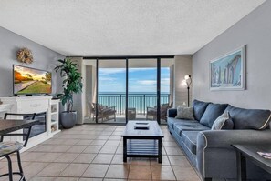 Living area - Ocean Forest Plaza 912 (Myrtle Beach)