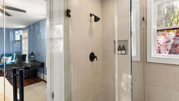 Hus (3 Bedrooms) | Badeværelse | Håndklæder, Shampoo
