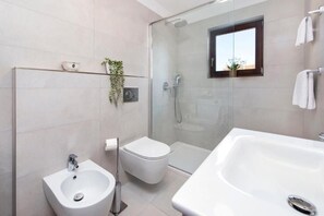 Dusche, Haartrockner, Bidet, Handtücher