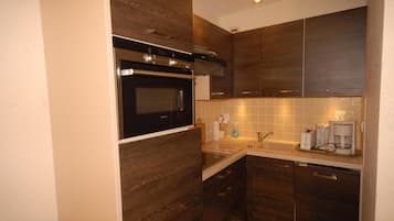 Coffee/tea maker, fridge, microwave, oven