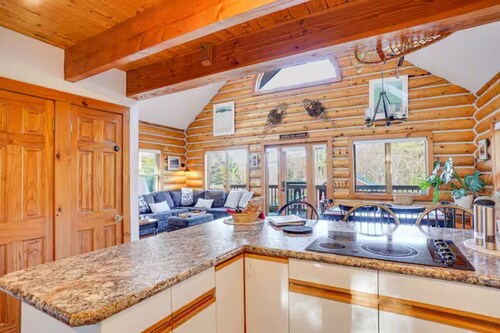 Handcrafted Vermont Chalet • Walk to Lake • Fire Pit • Private Deck • AC