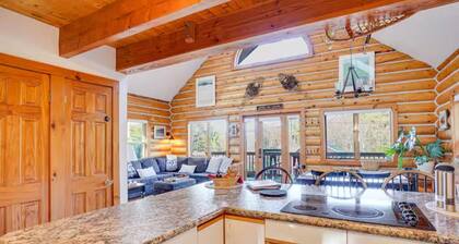 Handcrafted Vermont Chalet • Walk to Lake • Fire Pit • Private Deck • AC