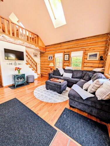 Handcrafted Vermont Chalet • Walk to Lake • Fire Pit • Private Deck • AC