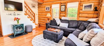 Handcrafted Vermont Chalet • Walk to Lake • Fire Pit • Private Deck • AC