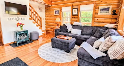 Handcrafted Vermont Chalet • Walk to Lake • Fire Pit • Private Deck • AC