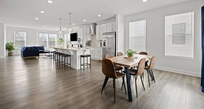 Modern Spacious Loft -3BR w/ Office + Free Parking