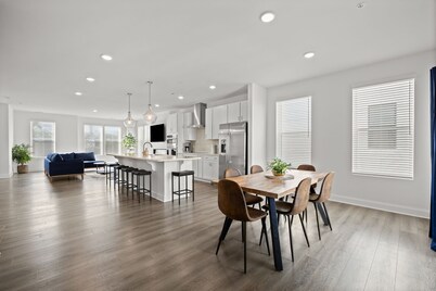 Modern Spacious Loft -3BR w/ Office + Free Parking