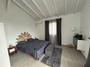 Een strijkplank/strijkijzer, wifi, beddengoed