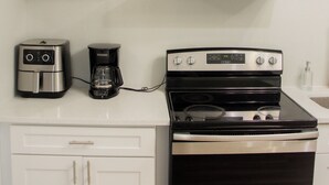 Private kitchen - Cozy Tampa Getaway w/ 3 Bedrooms, TVs & Full Kitchen (Tampa)