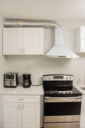Private kitchen - Cozy Tampa Getaway w/ 3 Bedrooms, TVs & Full Kitchen (Tampa)