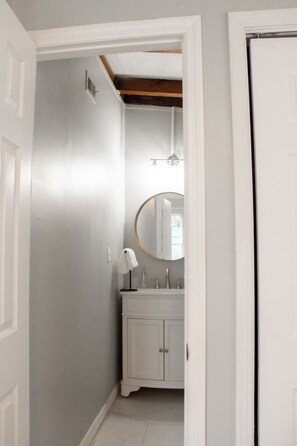 Interior - Cozy Tampa Getaway w/ 3 Bedrooms, TVs & Full Kitchen (Tampa)