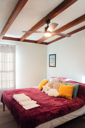3 bedrooms, iron/ironing board, WiFi - Cozy Tampa Getaway w/ 3 Bedrooms, TVs & Full Kitchen (Tampa)